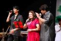 Singer Yogita Chitale & Nachiket Desai performing with Geetkar Guru Thakur
