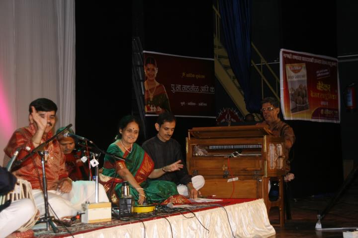 Ek maifal with Varsha Joglekar