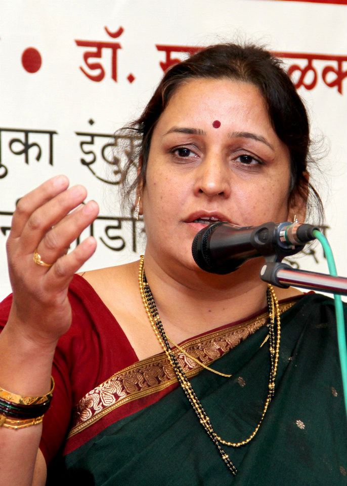 Sadhana Shiledar performing in Diwali Pahat 2012 at Yashwantrao Chavan Centre,Nagpur