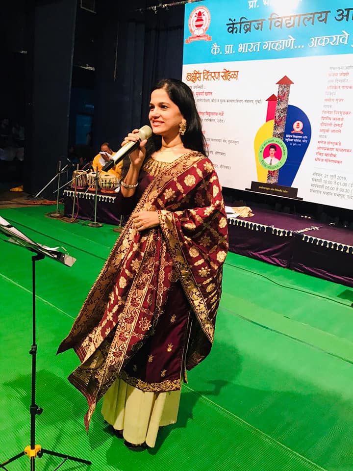 Dipaali Desai performing in concert