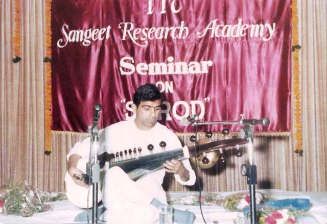 Irfan Khan performing in Sangeet Research Academy Seminar.