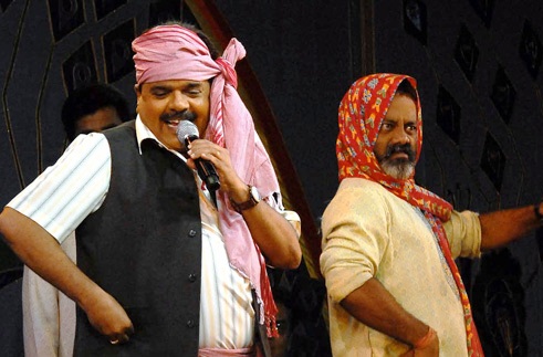 Ashok Hande performing in Awaz Ki Duniya prg. of Chaurang.