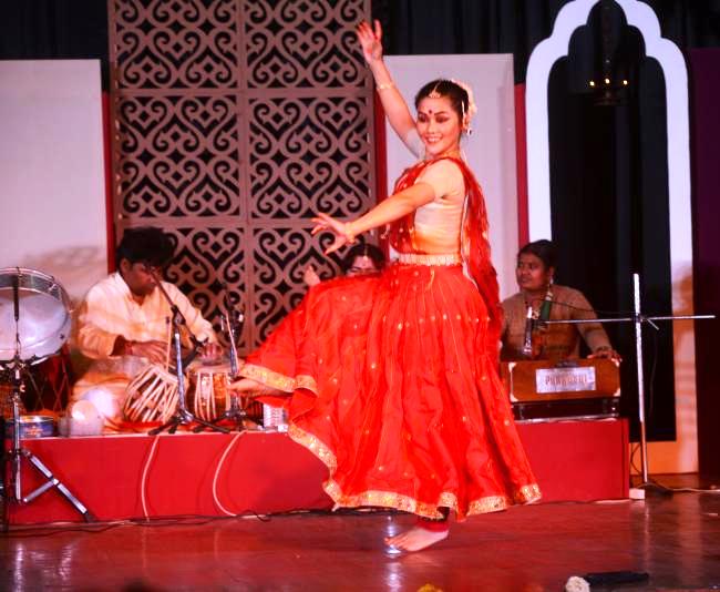 Molina Singh performing in Sur Singaar Samsad.