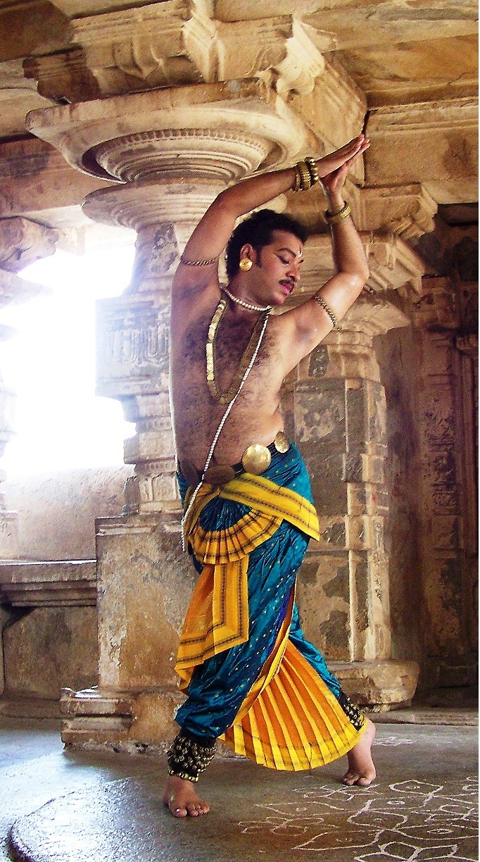 Ravi Teja performingin Temple.