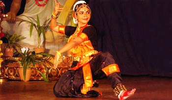 Rekha Raju performing Bharatnatyam dance.