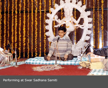 Aditya Khandwe performing at Swar Sadhana Samiti.