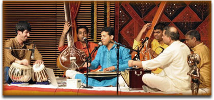 Mahesh Kale performing in Program
