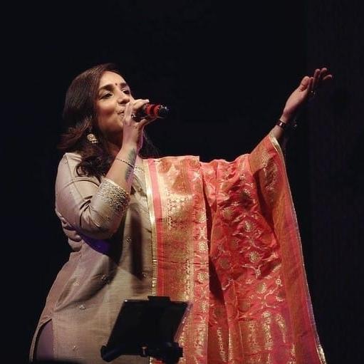 Himali Vyas performing in program