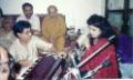 Jagjit Singh accompaning Shobhaa in private maifal, Qatil Shifai in the audiunce