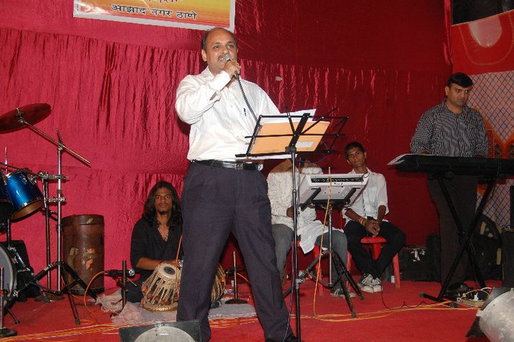 Milind Shikrapurkar performing in program