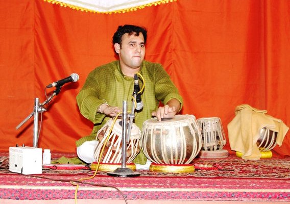Atul Godse performing in concert