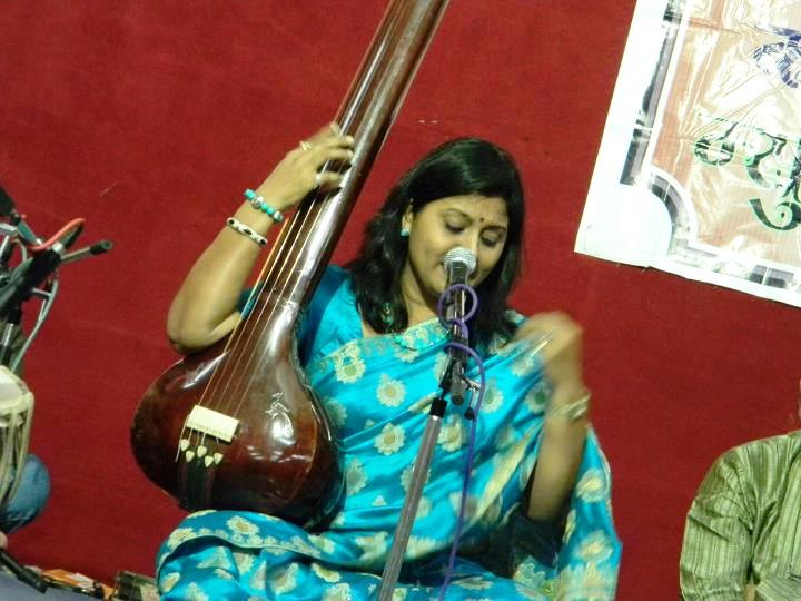 Hema Upasani performing in concert