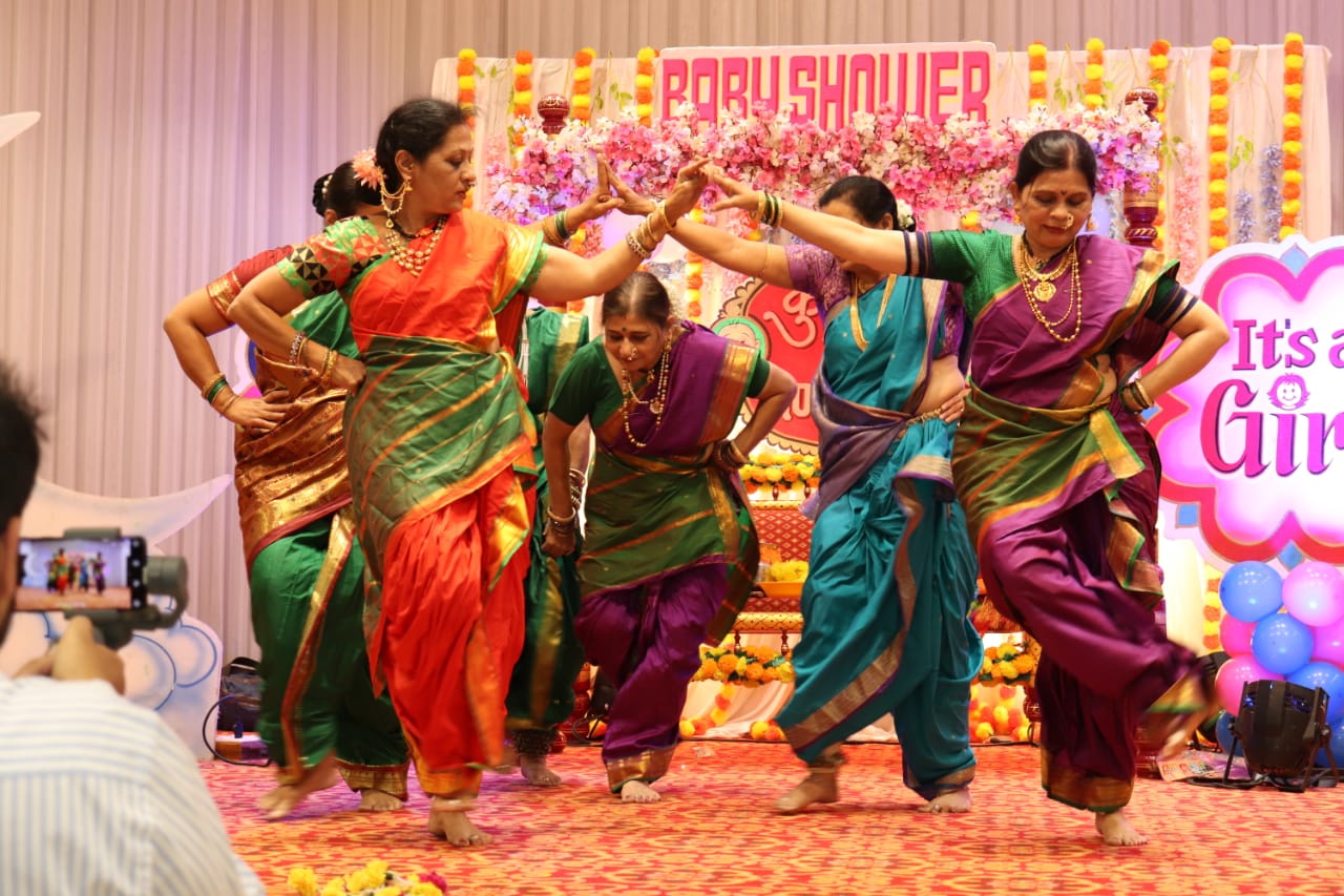 Indrani Mangalagauri group performing in program at Pune