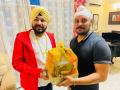 Manjeet Singh with great singer Daler Mehandi 