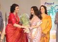 Sanjeevani Bhelande being felicitated by Vyajayanthimalaji