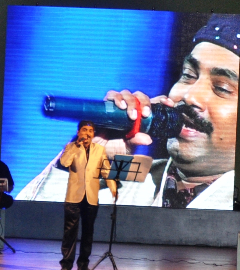 Pramod Talawadekar giving performance.