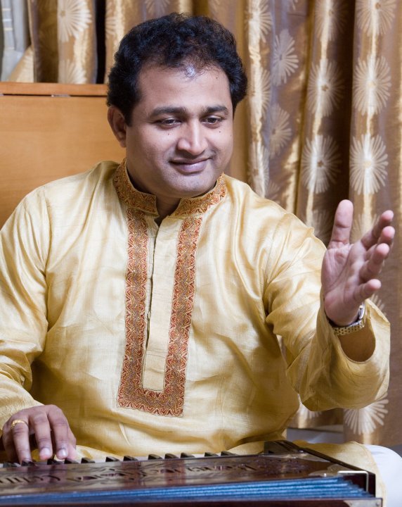 Ajay Joglekar performing in concert