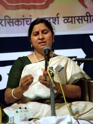 Anjali Malkar performing in concert